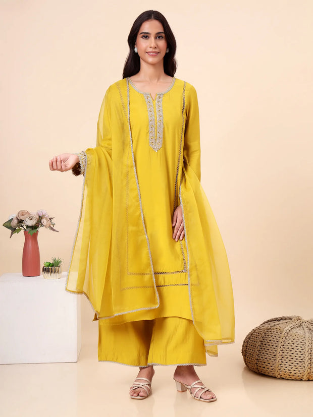 <h2><span style="text-decoration:underline">Kurta Sets</span></h2>